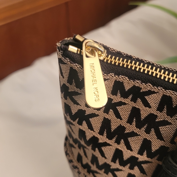 Micheal kors Shoulderbag Tan and Black Mono - Picture 4 of 8